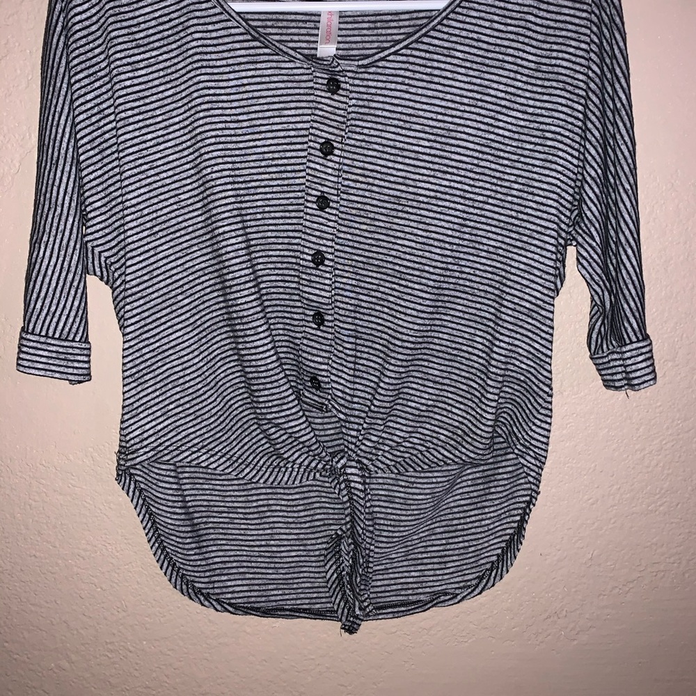 Stripe crop top shirt with bottom tie.